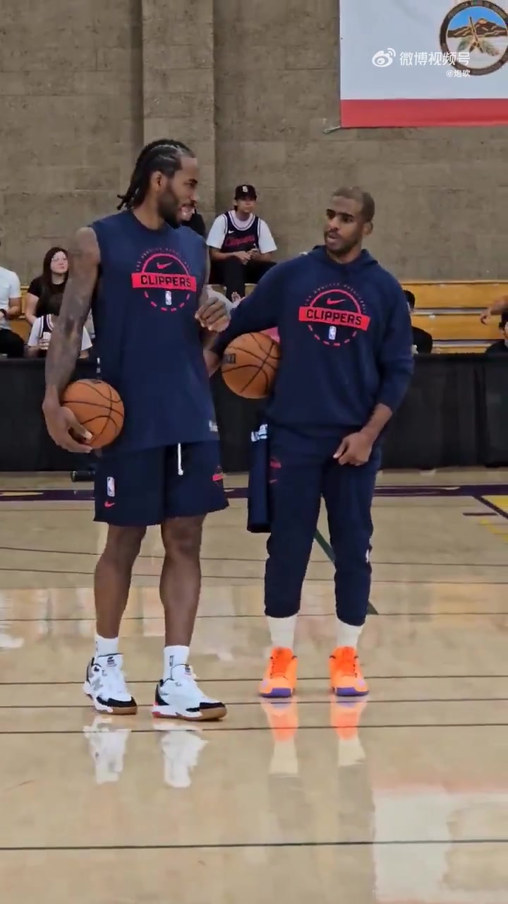 保罗和莱昂纳德也不知道聊啥呢 这么严谨的表情